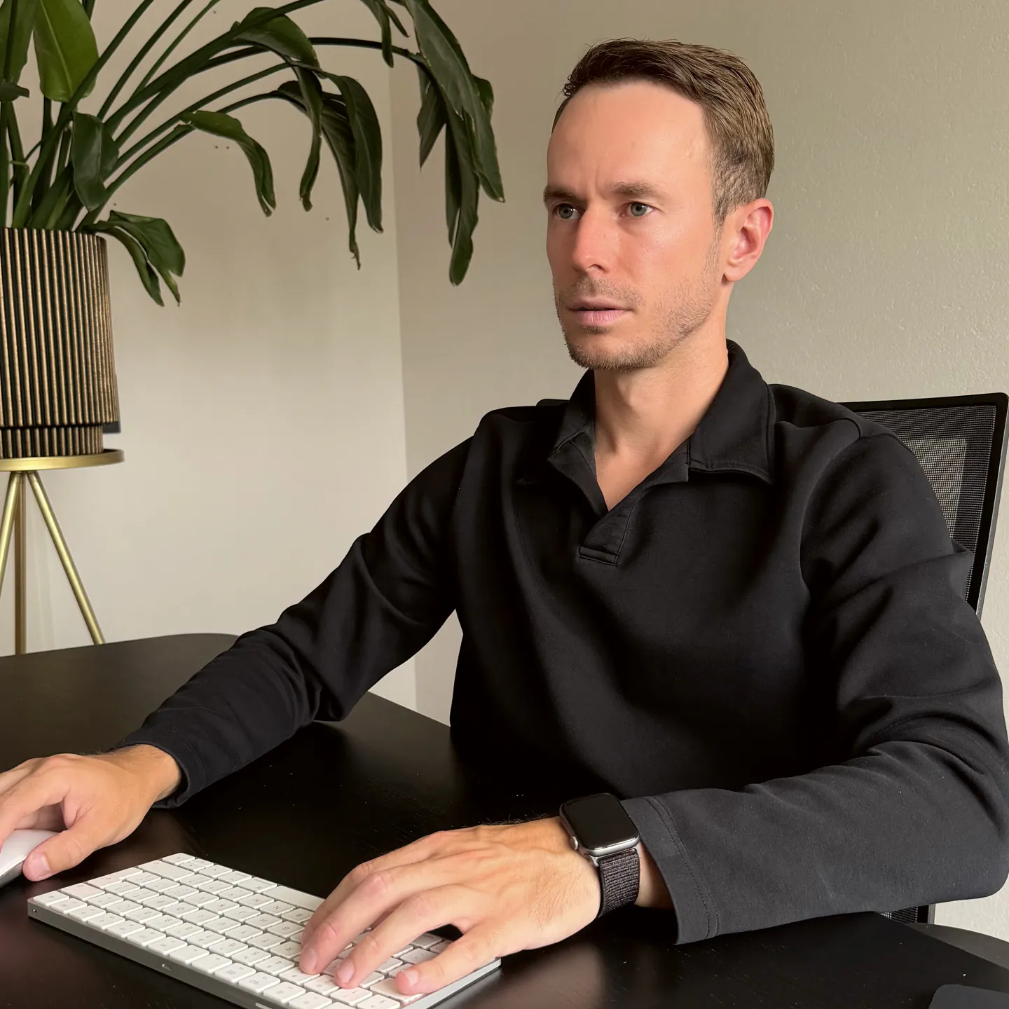 Michael Barends aan het werk aan een website