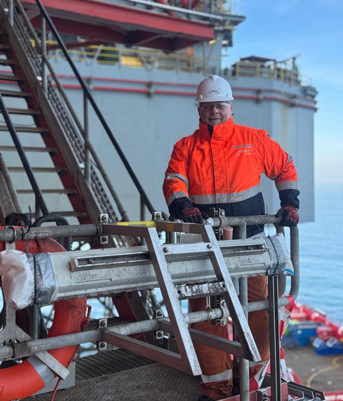 Professional van Akira Energy in bedrijfskleding op een offshore platform